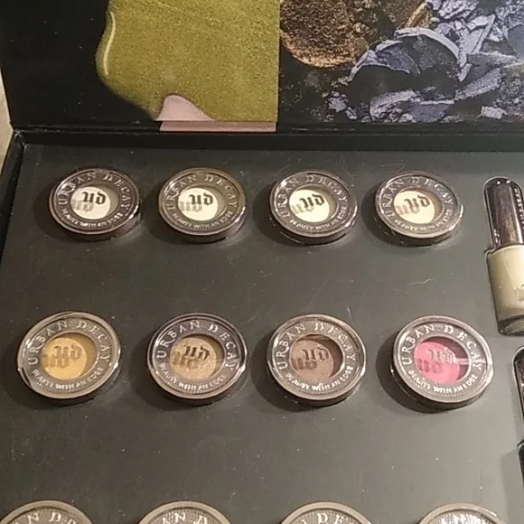 URBAN DECAY 20 YEARS OF BEAUTY WITH AN EDGE MAKEUP VAULT